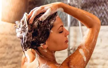 از حمام رفتن بیش از حد دست بردارید؛ معایب دوش گرفتن روزانه رو اینجا بخون