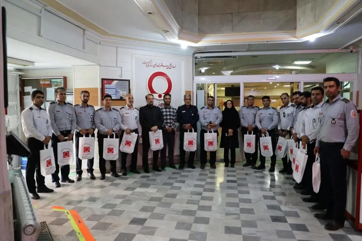 حضور ۲۵ آتش‌نشان کرمانشاهی در سازمان انتقال خون به منظور اهدا خون

