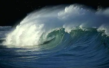 زانو زدن کشتی غول پیکر در مقابل عظمت امواج دریا + فیلم