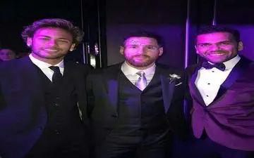 لیونل مسی در لباس دامادی همراه دوستانش +عکس