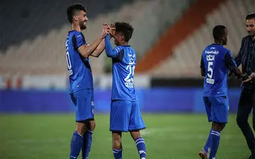 تصویری لو رفته از خوشحالی عجیب ستاره جنجالی استقلال با هم‌تیمی‌اش