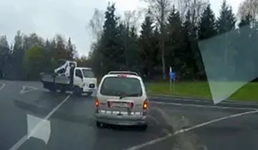 برخورد دو خودرو هنگام عبور از تقاطع + فیلم