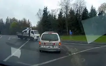 برخورد دو خودرو هنگام عبور از تقاطع + فیلم