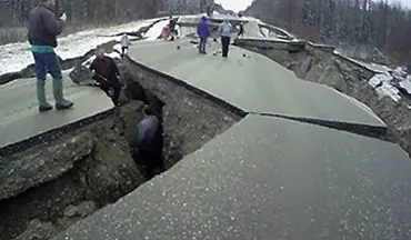 تخریب یک جاده در آلاسکا پس از وقوع زمین لرزه 7 ریشتری + فیلم 