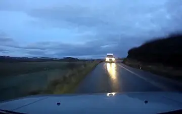 تصادف شاخ به شاخ روی جاده یخ زده + فیلم 