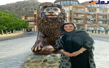 عکس خاص خانم بازیگر با یک مجسمه عجیب و بزرگ