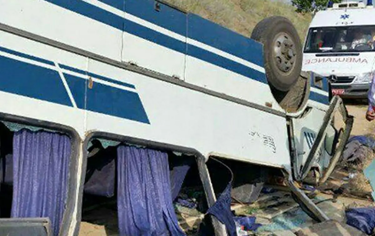 یک کشته و ۱۸ مصدوم در تصادف مینی بوس و سمند+ عکس 