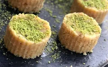 طرز تهیه حلوا فندق با آرد ذرت؛ خوشمزه و مجلسی به سبک بوتیکی