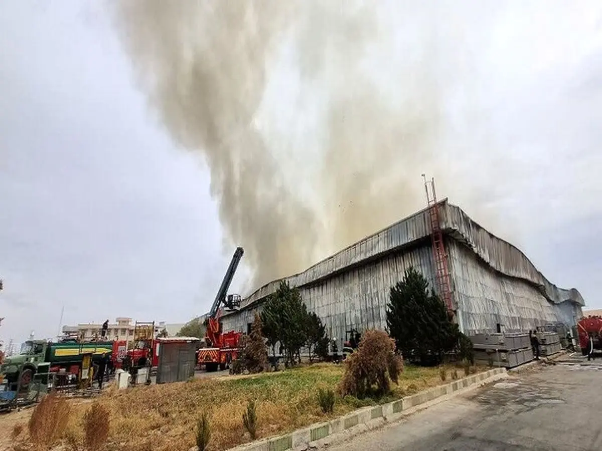 
آتش‌سوزی گسترده در کارخانه مقواسازی شهرک صنعتی مورچه‌خورت اصفهان
