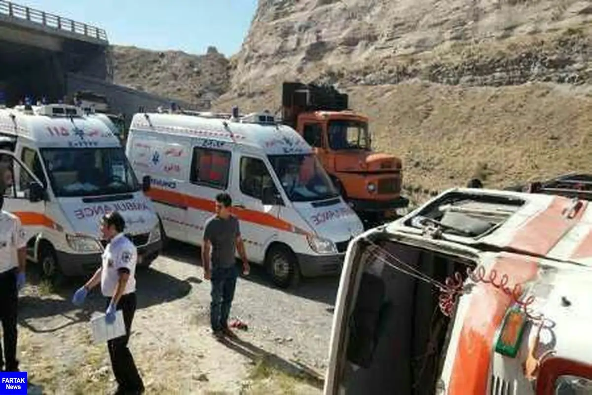 واژگونی سرویس کارگران معدن آباده با ۱۳ کشته و زخمی