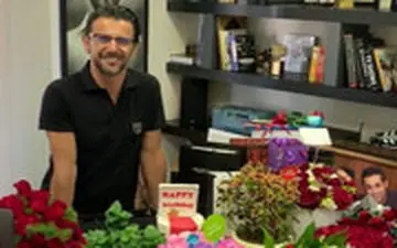 سورپرایز امین حیایی در روز تولدش با حضور پدر و مادرش