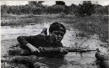 مادر شهید حسن جنگجو  پس از تشییع پیکر پسرش دارفانی را وداع گفت