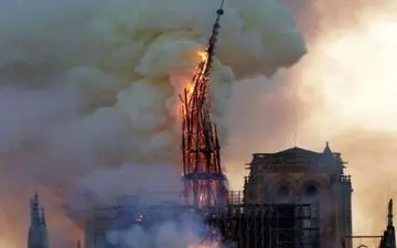  کلیسای قدیمی نوتردام در آتش سوخت