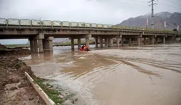 نجات جان سه سرنشین خودروی غرق شده از مرگ حتمی 