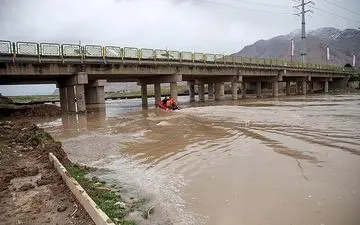 نجات جان سه سرنشین خودروی غرق شده از مرگ حتمی 