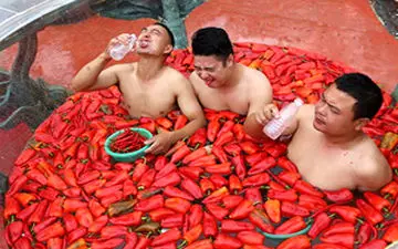 مسابقات فلفل خوری در استخر فلفل + فیلم 