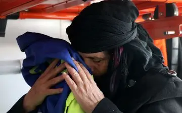  بوسه مادر کرد بر جامه پرسنل اورژانس/ببینید 