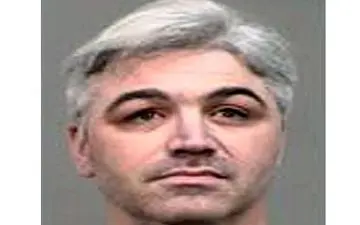 دختری 17 ساله در محراب کلیسا از کشیش آبستن شد + عکس