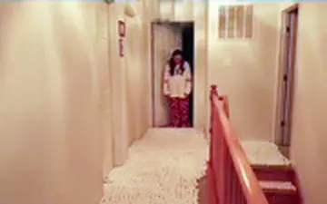 اگر خانه را با تخم مرغ فرش کنید چه اتفاقی می‌افتد؟