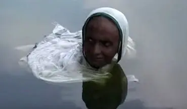 زنی که از خورشید فراری است و به آب پناه می‌برد +فیلم 