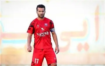  بازوبند کاپیتانی نساجی بر بازوی مسعود شجاعی