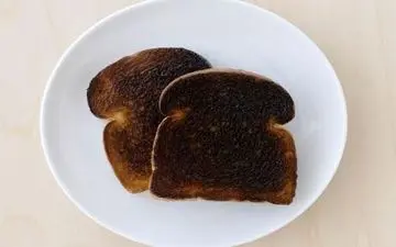 هر غذای سرخ‌شده‌ای که رنگ تیره‌ای داشته باشد، خطرناک است؟