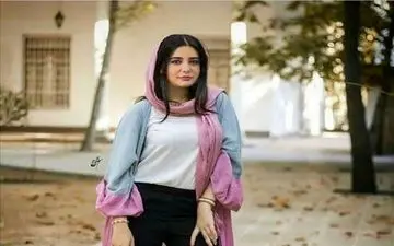 لباس بدن‌نما لیندا کیانی در خارج از کشور