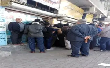 وام یک میلیونی یارانه بگیران «دفاتر پیشخوان» را شلوغ کرد/ ازدحام جمعیت برای خرید سیم‌کارت

