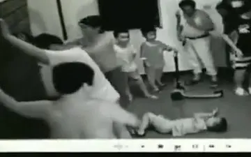  کمد افتاد، بچه زیرش له شد+فیلم