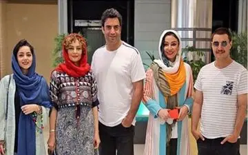 تیپ و ظاهر جواد عزتی و منوچهر هادی به همراه همسرانشان در آینه بغل (عکس)