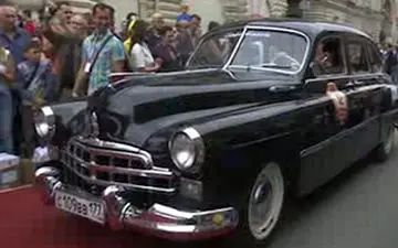 رژه خودروهای کلاسیک در مسکو + فیلم 