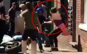 اقدام هوشیارانه زن جوان، سارق مسلح را به دام انداخت+فیلم