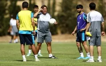 اتفاق جالب؛ دستیار سرمربی استقلال فارسی حرف می‌زند!