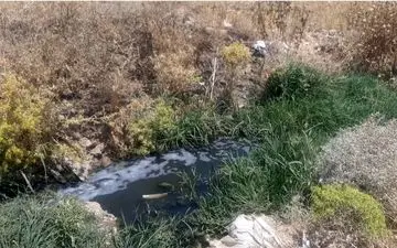 شهرداری کرمانشاه یا آب و فاضلاب؟ مقصر کیست؟ دفع فاضلاب در مجاورت مدرسه ای در شهرک فدک