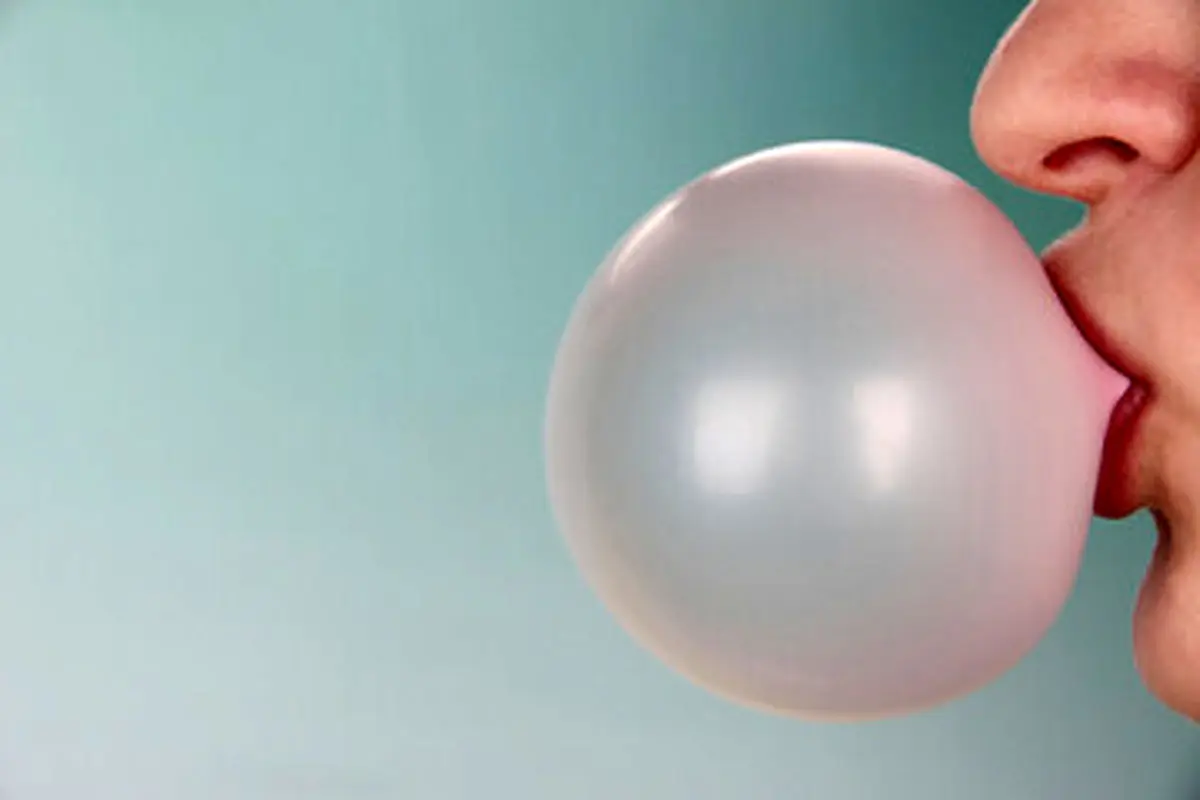 خطرات ترسناک بلعیدن آدامس برای دستگاه گوارشی