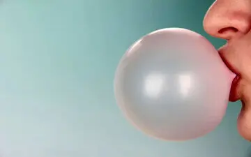 خطرات ترسناک بلعیدن آدامس برای دستگاه گوارشی