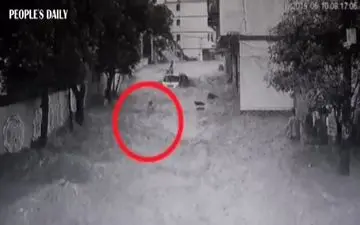 مرد فداکار ناجی زندگی دو کودک خردسال شد! 