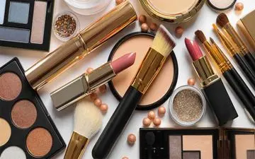 جنبهٔ زشت آرایش؛ چگونه لوازم آرایشی می‌تواند ظاهرتان را خراب کند؟
