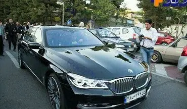 عکس/ مهران مدیری با اتومبیل گرانقیمتش در مراسم هفتم عارف لرستانی