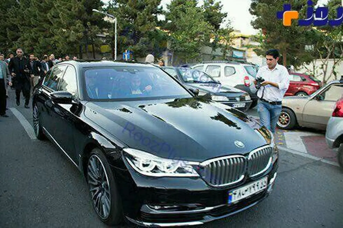 عکس/ مهران مدیری با اتومبیل گرانقیمتش در مراسم هفتم عارف لرستانی