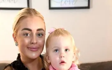 دختر بچه عجیبی که به جای غذا وسایل خانه و گچ دیوار را میخورد! + عکس