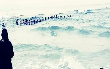  زنجیره انسانی تشکیل شده  برای نجات یک خانواده +تصاویر دیدنی
