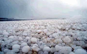 به راه افتادن رودخانه‌ای عجیب از تگرگ در خوزستان+فیلم