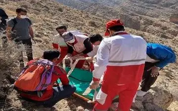 نجات معجزه‌آسای فرد سقوط‌کرده از صخره‌های صعب‌العبور ایجرود