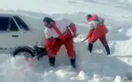 نجات راننده پراید ۲ روز پس از مدفون شدن در برف کوهرنگ