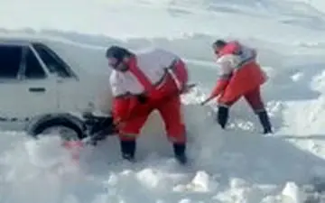 نجات راننده پراید ۲ روز پس از مدفون شدن در برف کوهرنگ