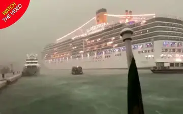 عبور نفس‌گیر کشتی کروز غول‌پیکر از کنار اسکله