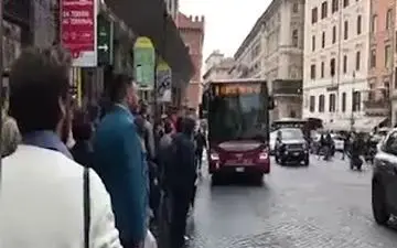 
جنگ اعصاب بین مسافران شهری در پایتخت ایتالیا + فیلم