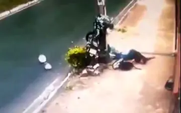 مرگ دردناک موتورسوار بر اثر بی احتیاطی + فیلم