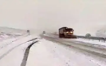 برف و کولاک نفس جاده را گرفت؛ آزادراه تبریز–زنجان بسته شد